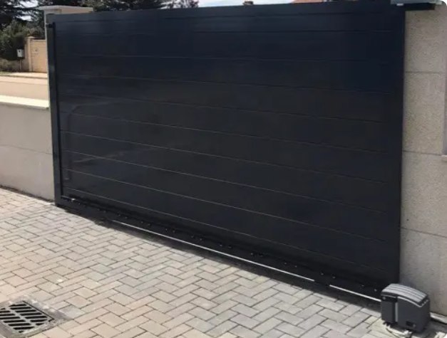 Puerta automática instalada en comunidad