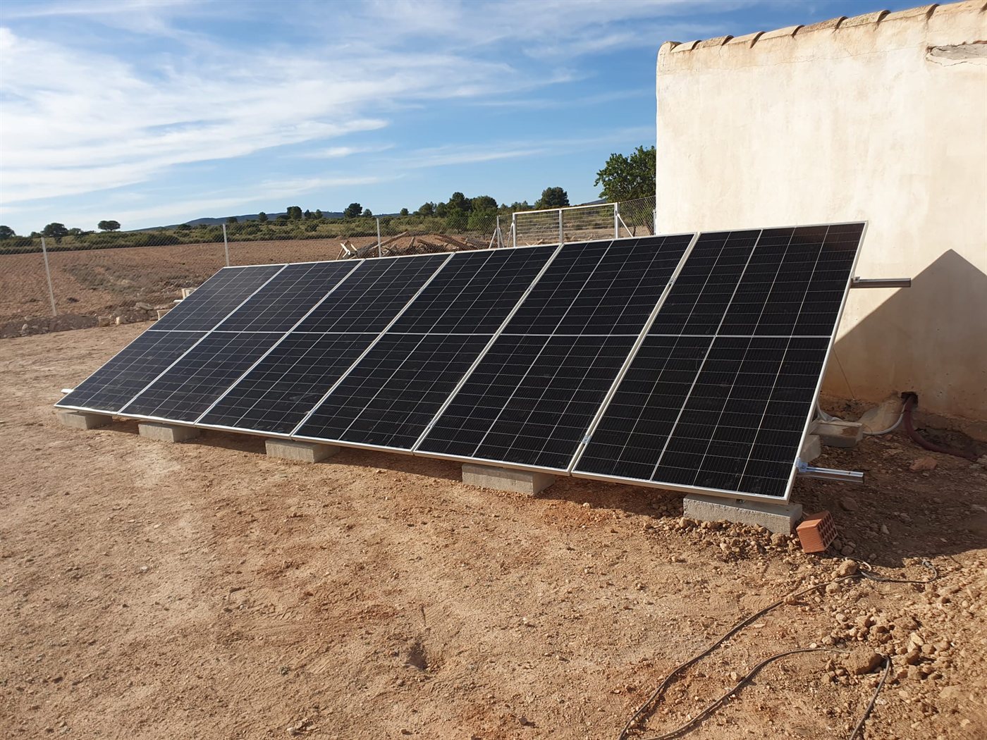 Instalación solar sobre suelo en finca